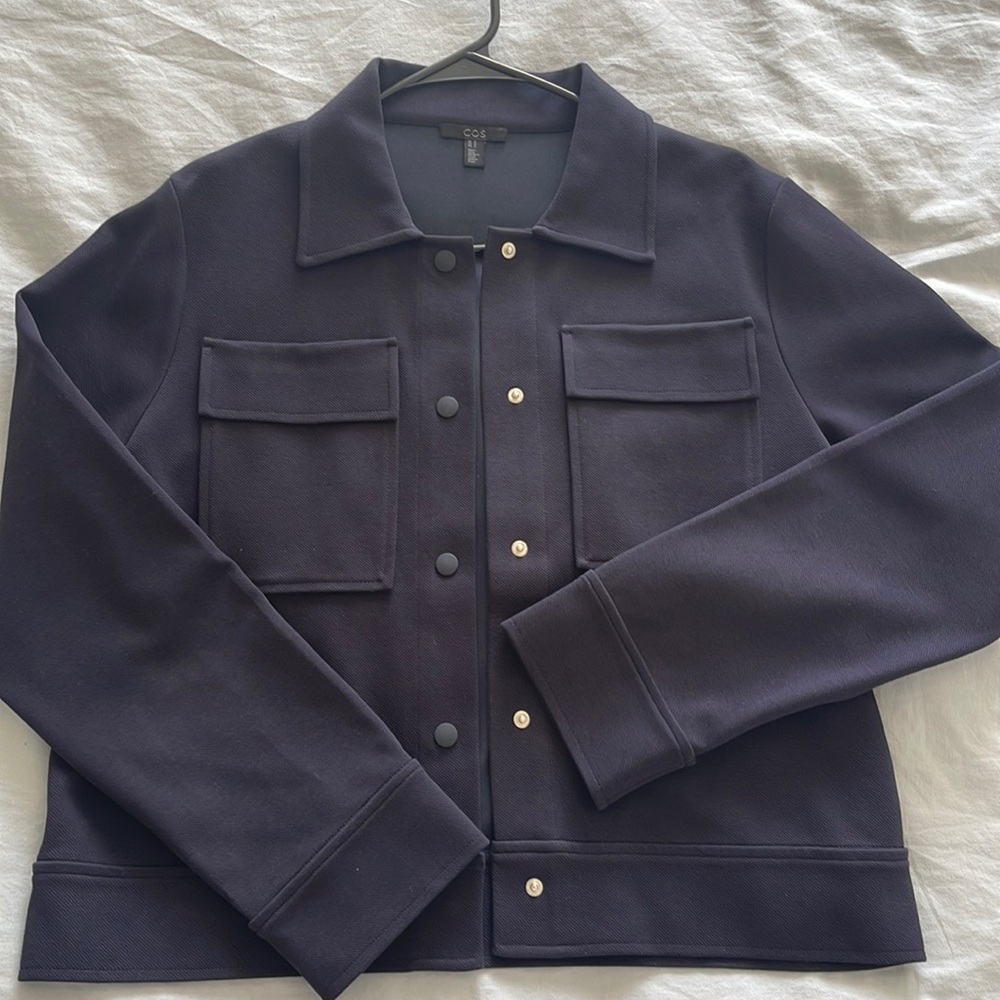 COS-NAVY SNAP BUTTON CROP JACKET